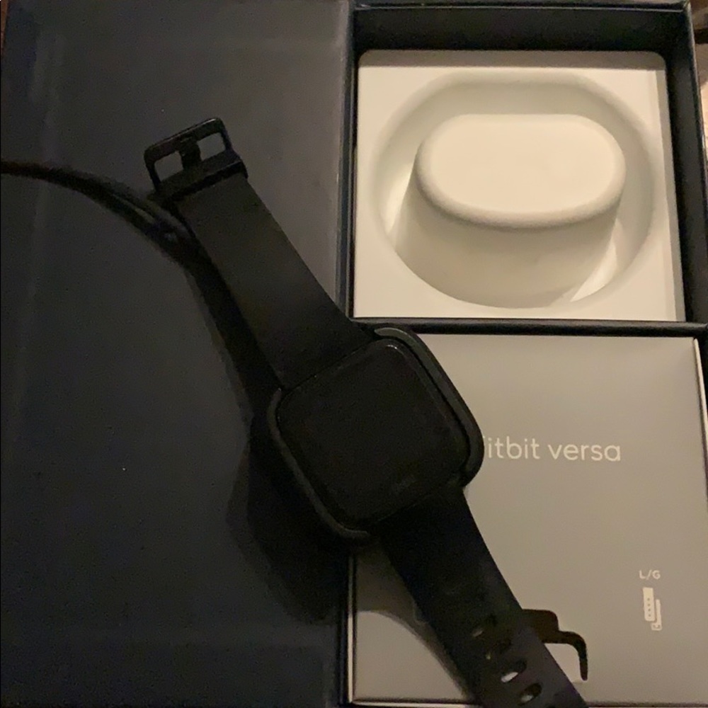 Fitbit Versa Smart Watch, Black/Black Aluminium